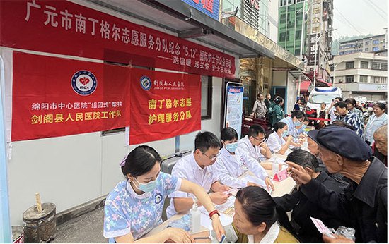 剑阁县人民医院开展“5·12国际护士节”科普义诊活动