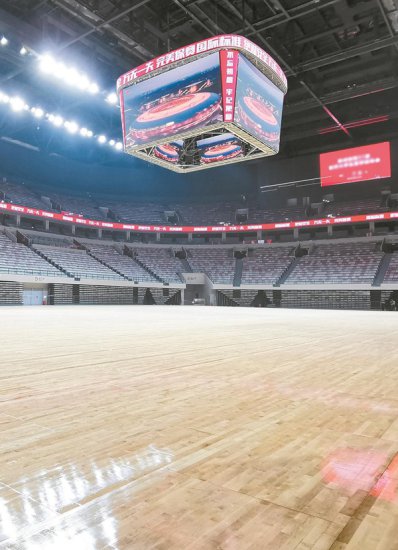 探访大运会多功能体育馆和游泳馆：拆了地板就制冰 打完篮球打...