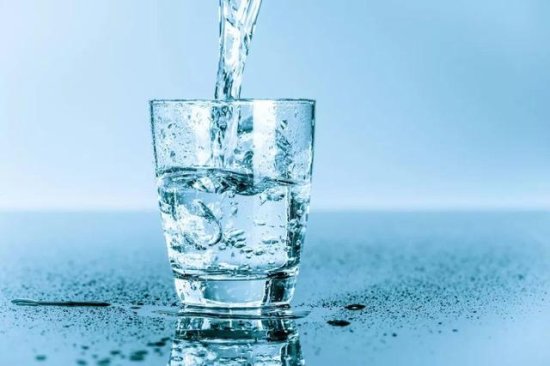 多喝水<em>对身体有什么影响</em>？这2种人要注意或对健康不利