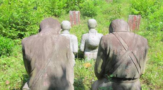 云南公墓屈膝下跪的4个日本兵，日方多次恳求拆除，中国：3个...