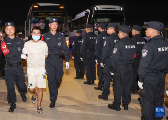 首批130名中国籍涉赌诈违法犯罪嫌疑人从<em>柬埔寨</em>被押解回国