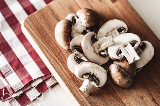香菇、平菇、金针菇、鸡腿菇……哪<em>种</em>蘑菇更营养？<em>怎么</em>吃更好？