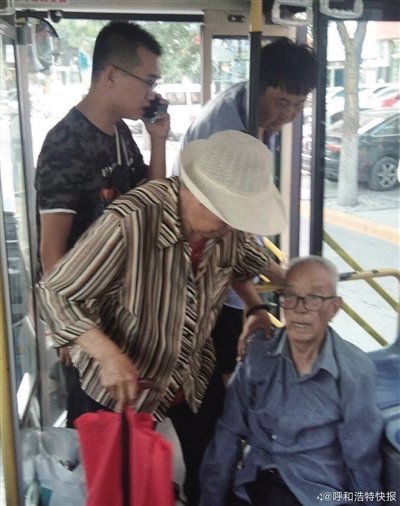 老人公交车上发病 司机、乘客热心相助获网友点赞