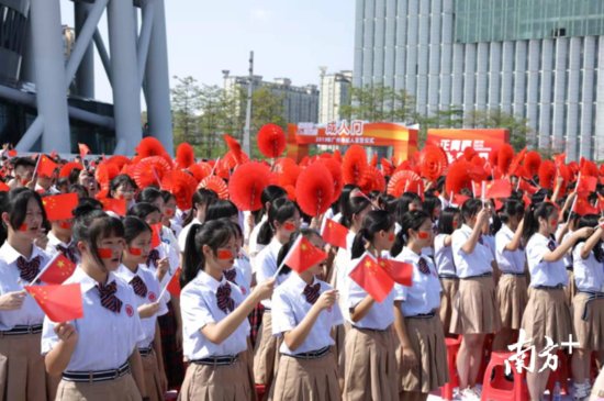 仪式感满满！<em>广州</em>逾10万青年喊出18岁的青春誓言