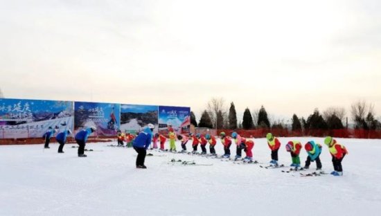 滑雪冬令营报名倒计时！<em>专门给孩子的</em>训练雪道，在这里爱上滑雪...