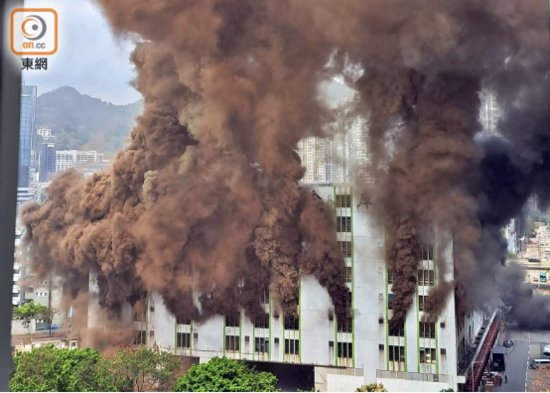 港媒：香港一仓库起火，<em>附近学校</em>师生及居民1600人需紧急疏散