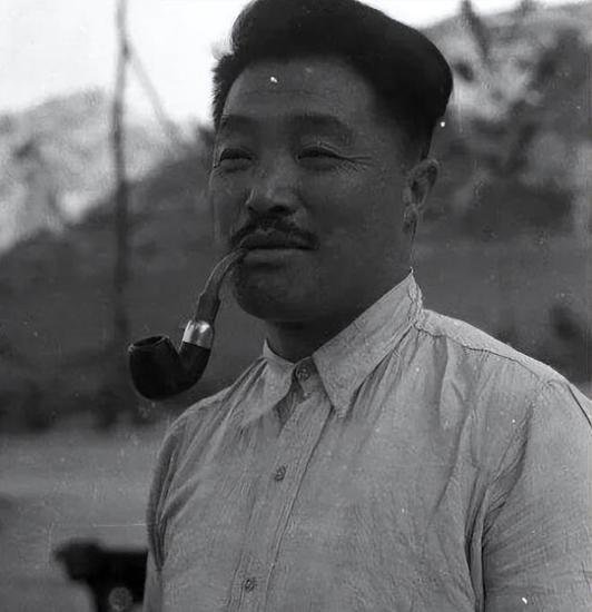 1955年毛主席审阅元帅名单，指着<em>贺</em>龙的<em>名字</em>笑道：他是个好配角