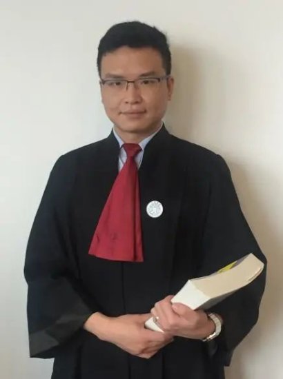 “手语律师”的执业传奇：他帮聋哑女孩通过司法考试