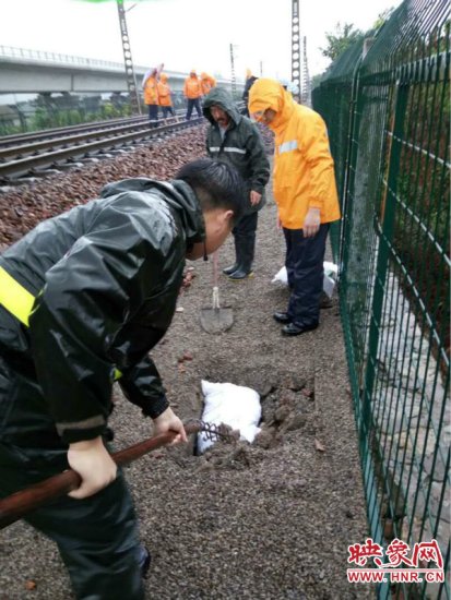 暴雨导致<em>商丘</em>17趟火车专线晚点 近千名铁路工人冒雨抢修设备