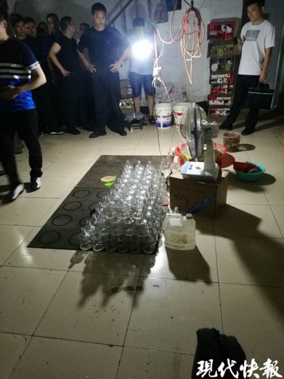 <em>江苏</em>警方破获两亿元假酒案：几十元酒换个瓶卖上万