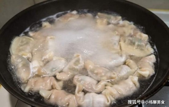 煮饺子时，很多人第一步就做错了，所以煮出的饺子<em>容易破皮</em>