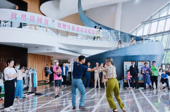 今天下午，公众带着家里的<em>二手物品</em>来到上海国际舞蹈中心剧场“...