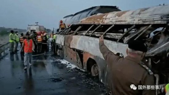 巴基斯坦<em>高速</em>上<em>发生重大车祸</em>，大巴和油罐车相撞起火，20 人被...
