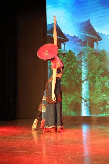 提升群众文化品质 西城区举办“五月鲜花 炫舞未来”舞蹈演出