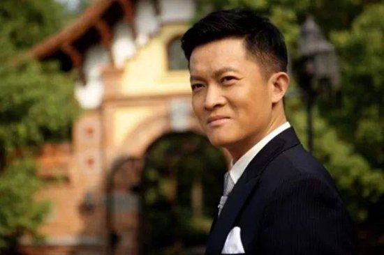 43岁杨志刚片场只吃青菜，拍戏不在乎片酬，只求把妻子带在身旁