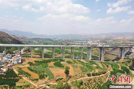 全长10.99公里 云南在建最长双向六车道高速公路隧道贯通
