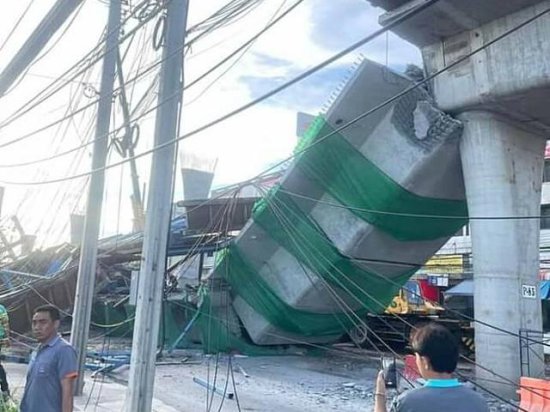 泰国曼谷在建高架桥发生垮塌 已致2人死亡多人受伤