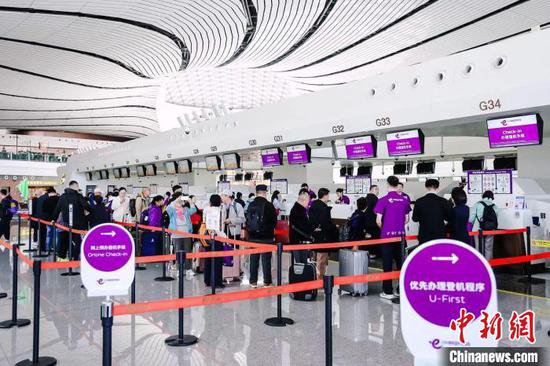 北京大兴机场迎来香港快运航空首航