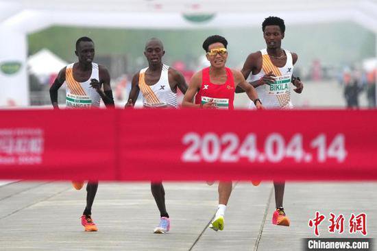 北京半程马拉松开跑 中国选手包揽男女组冠军