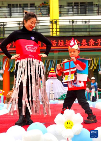 四川泸州：幼儿园举办亲子环保<em>创意时装秀</em>