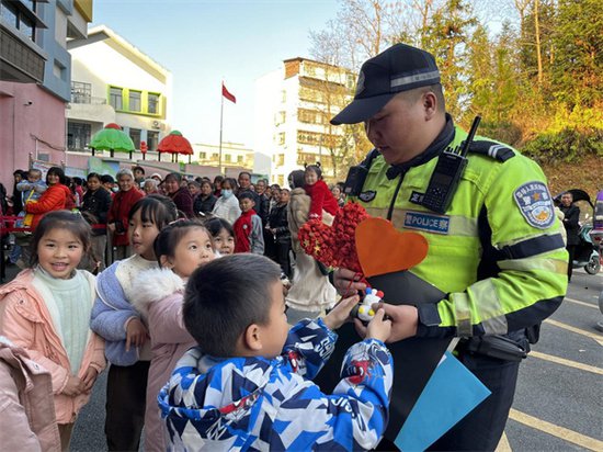 定南县第六公办示范幼儿园开展中国人民警察节主题活动