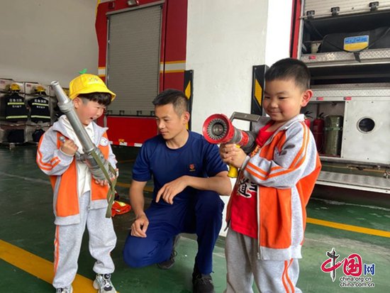 大英博美卓尔幼稚园带领孩子走进消防队 零距离学习消防知识