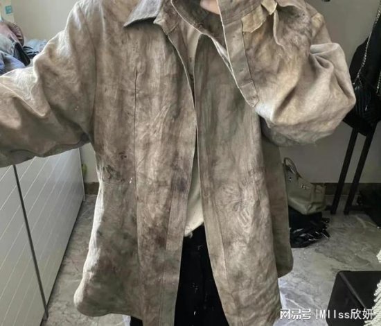 湖北武汉，一男子在衣柜里找衣服时发现一件又黑又破的白衬衫