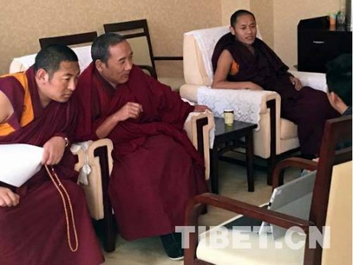 藏传佛教高僧看“白玛铁林坐床”视频被逗乐