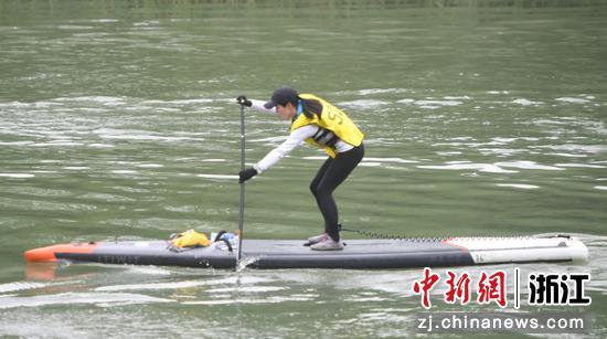 <em>杭州西溪</em>湿地举行皮划艇桨板赛 选手角逐“绿意空间”里