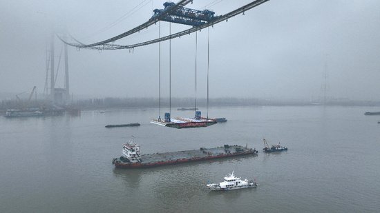 南京海事局维护保障龙潭长江大桥首片钢箱梁顺利起吊