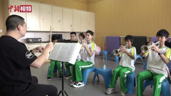 从山城走向世界，重庆盲童管乐团“无彩”人生亦斑斓