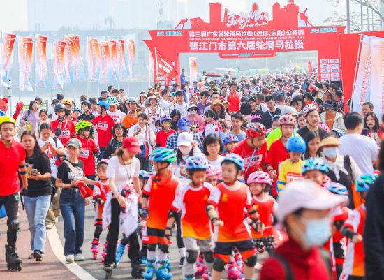 精彩绝“轮”第三届广东省轮滑马拉松公开赛在江门举行