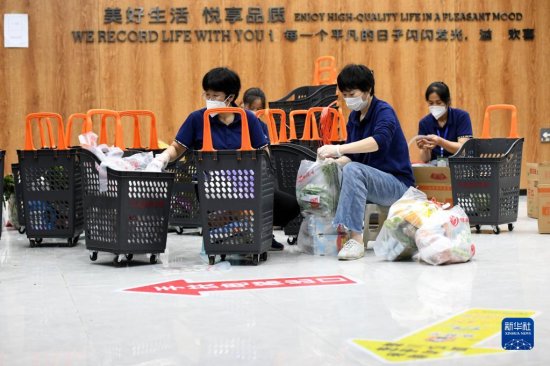 7月4日，<em>泗县玉兰</em>小区工作人员接收居民的订单物资。
