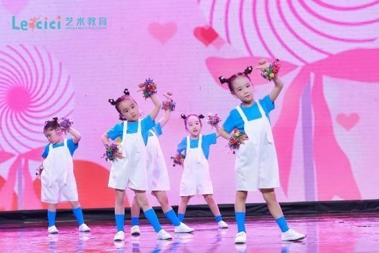 北京文艺频道“花儿向阳大联欢”及国家话剧院展演圆满落幕