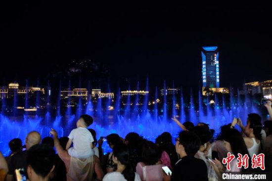 广西<em>柳州</em>：<em>大型</em>喷泉表演引民众“打卡”