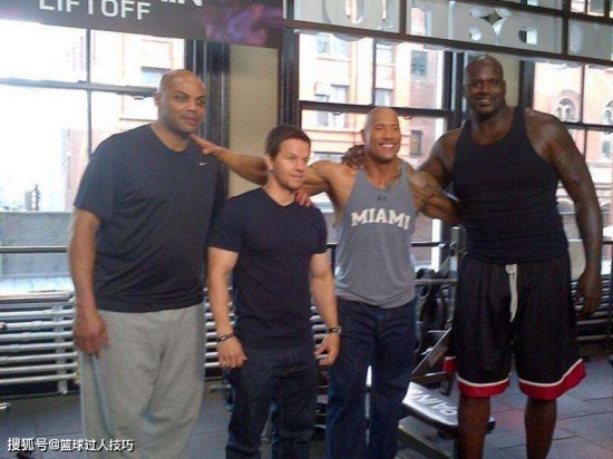 打NBA的才是真正的肌肉男！泰森在300斤奥尼尔旁边一脸<em>和蔼</em>