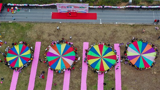 赣县区白鹭乡中心幼儿园举办亲子运动会