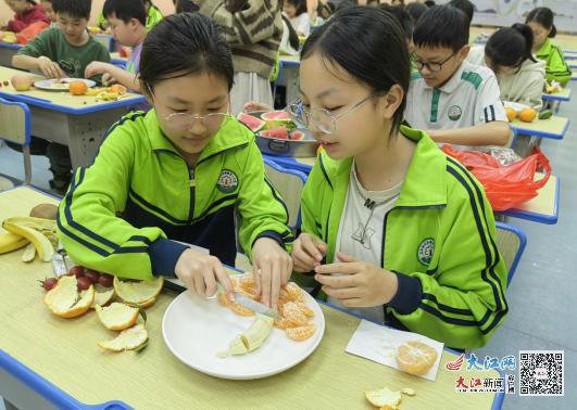 龙南市龙南镇第一小学举行水果拼盘劳动技能比赛
