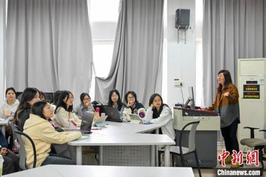 (台青话融合)“老文化”也能很“年轻”：台湾教师在广东讲述“...