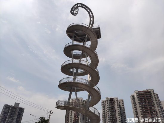 重庆：长江观景台造型似“螺旋天梯”网友戏称为“<em>烤面筋</em>”