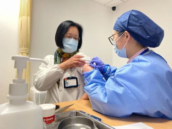“成熟，我相信它！”上海医务人员集中接种新冠病毒疫苗