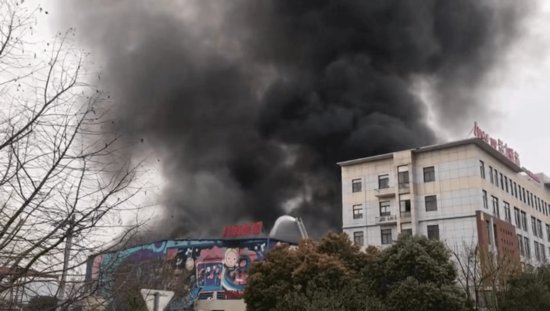 今早椒江一家蹦床乐园发生火灾 无人员伤亡