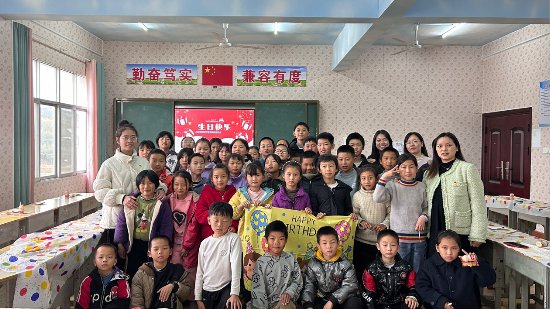 江西安福县赤谷学校举办留守儿童集体生日会