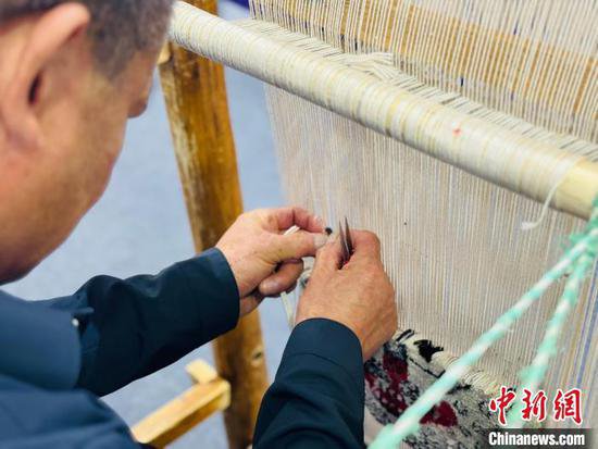 青海<em>加</em>牙藏毯传承人在<em>国</em>赛展示传统藏毯制作技艺