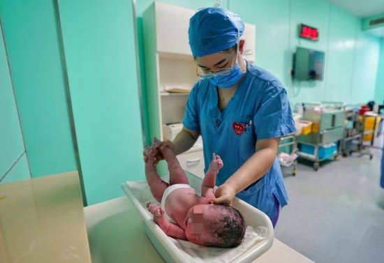 北京妇产医院诞生第一个<em>牛年</em>宝宝 六斤多重女宝宝