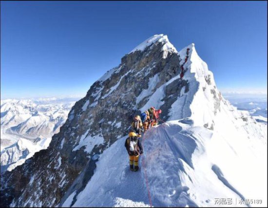 52岁男子登顶珠峰不幸遇难，花费上百万为了挑战自我，可体力不...