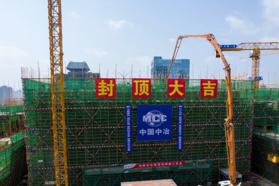 广西重大公益性项目片区C-3-4地块配套小学项目首楼主体结构封顶