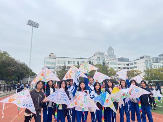 风筝满天飞，长沙市实验中学学子享受蓝天下的花式运动和“心理...