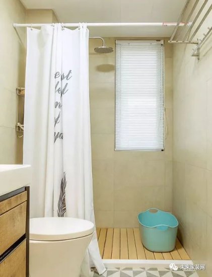 卫生间没有独立淋浴区，试试挂浴帘，<em>简洁实用的卫生间装修</em>！