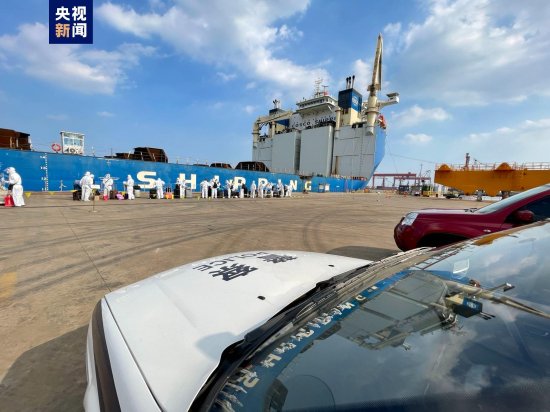 <em>国内最大</em>半潜船“新光华”轮在天津港通关起航